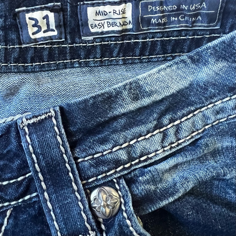 Miss Me: Mid-rise Easy Embroidered Faux Flap Pocket Bermuda Shorts - Picture 9 of 10